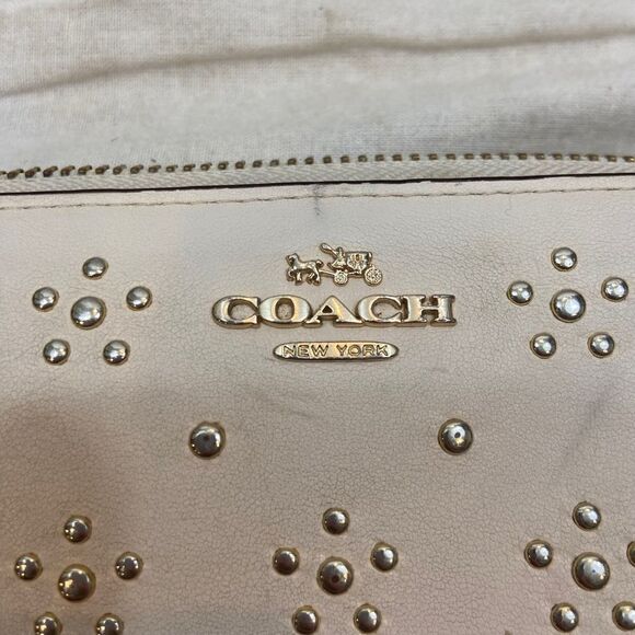 Coach Cream Colored‎ Leather Gold Studded Zipper Wallet - Picture 3 of 14